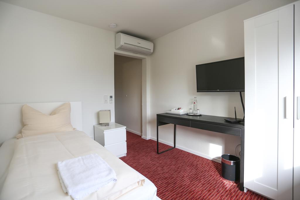 Mille Stelle Hotel Eggenstein-Leopoldshafen Room photo